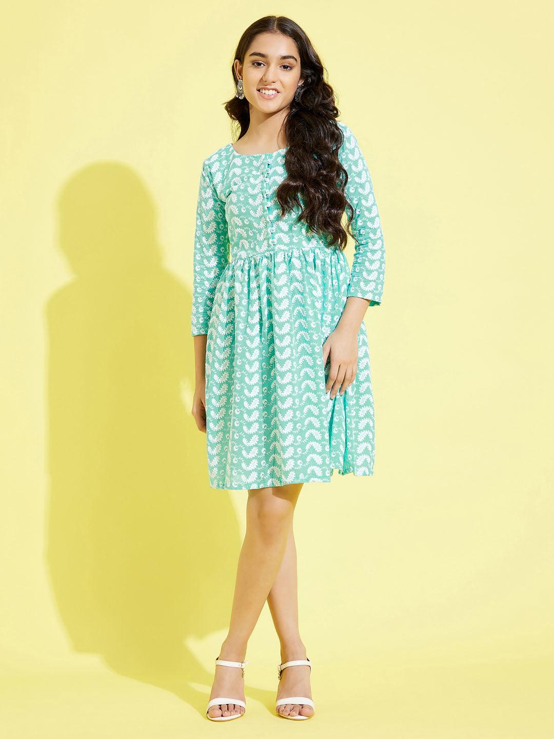 YUVA BY VASTRAMAY Girl's Green Pure Cotton Chikankari kurta - qivii