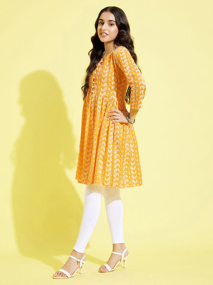 YUVA BY VASTRAMAY Girl's Orange Pure Cotton Chikankari kurta With Leggings Set - qivii