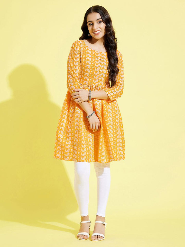 YUVA BY VASTRAMAY Girl's Orange Pure Cotton Chikankari kurta With Leggings Set - qivii