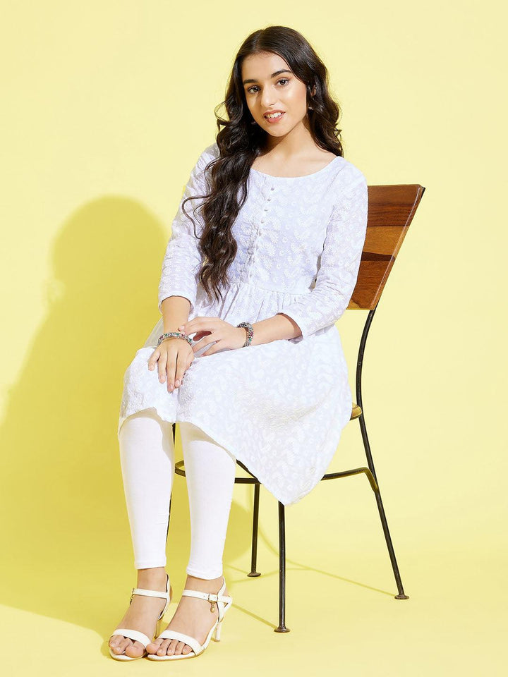 YUVA BY VASTRAMAY Girl's White Pure Cotton Chikankari kurta With Leggings Set - qivii