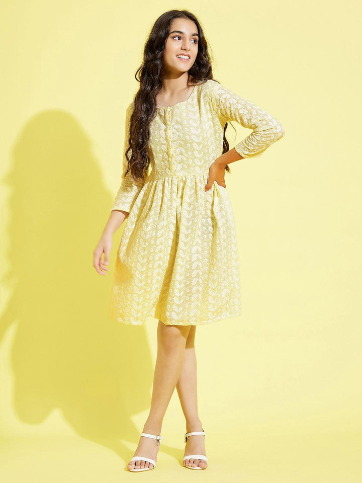 YUVA BY VASTRAMAY Girl's Yellow Pure Cotton Chikankari kurta - qivii