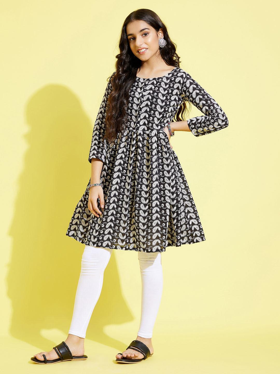 YUVA BY VASTRAMAY Girls Black Pure Cotton Chikankari kurta With Leggings Set - qivii