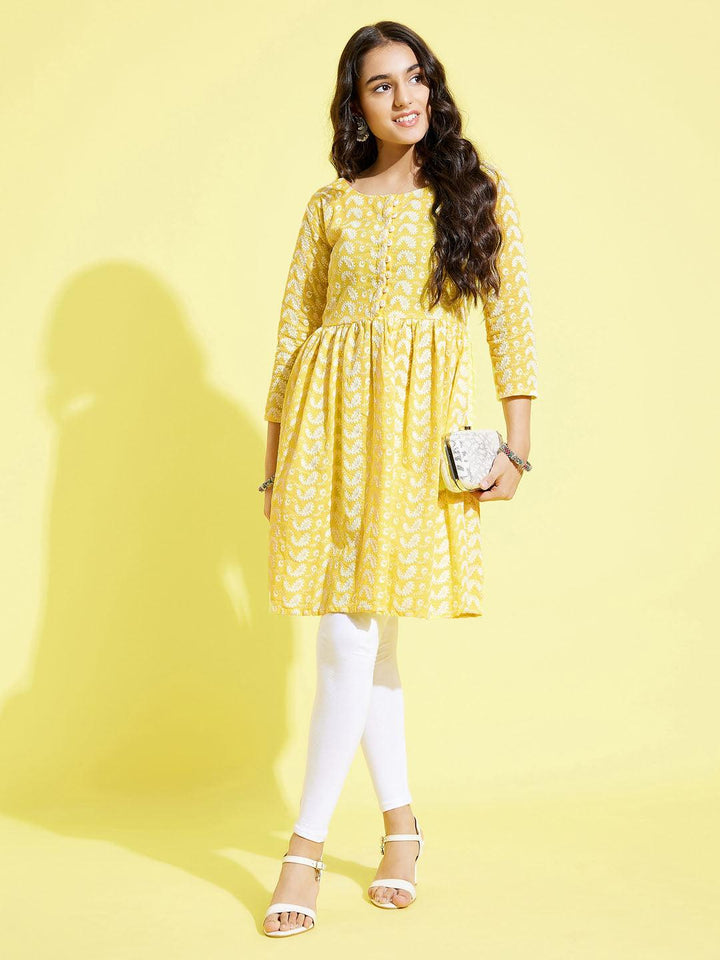 YUVA BY VASTRAMAY Girls Mustard Pure Cotton Chikankari kurta With Leggings Set - qivii