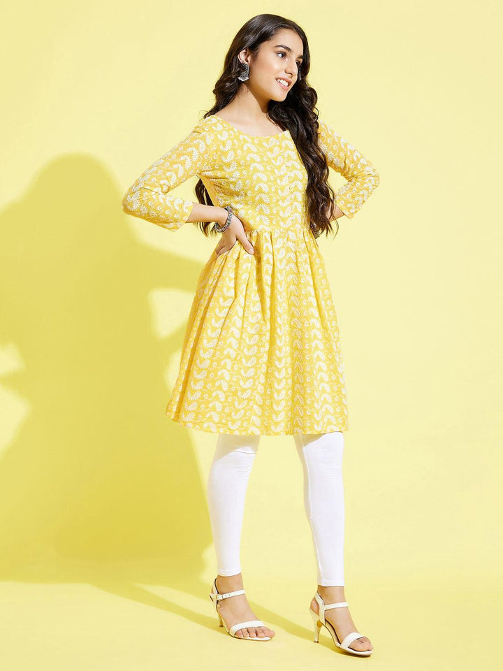 YUVA BY VASTRAMAY Girls Mustard Pure Cotton Chikankari kurta With Leggings Set - qivii