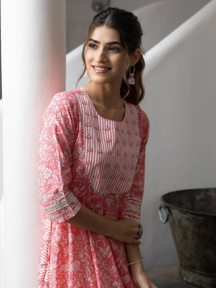 Aneesah Pink Tiered Printed Kurta - Uboric